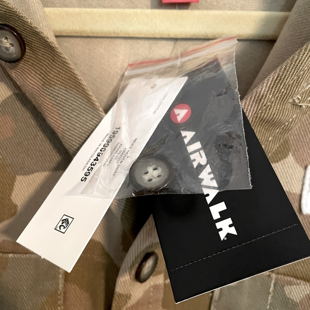 Brand new Airwalk Camouflage hooded long sleeve button down jacket shirt size S - Picture 4 of 6